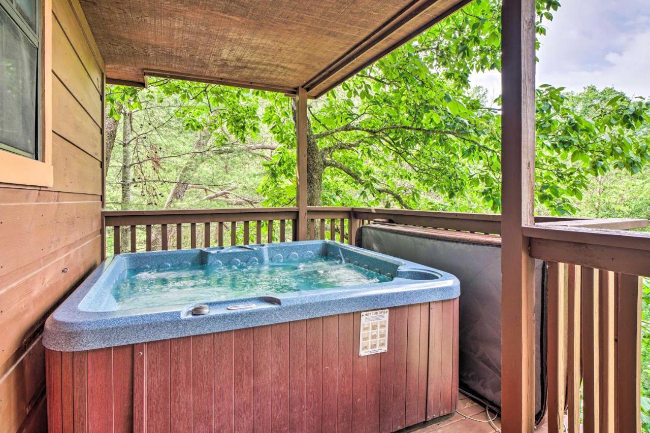 Central Sevierville Cabin With Hot Tub And Views! エクステリア 写真