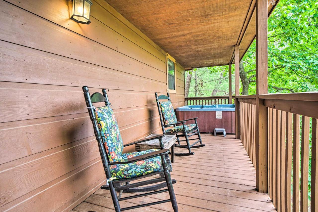 Central Sevierville Cabin With Hot Tub And Views! エクステリア 写真