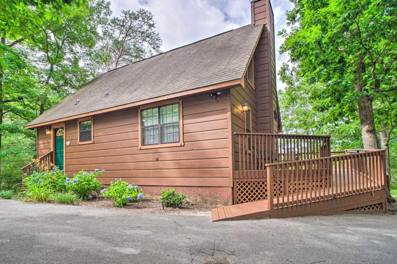 Central Sevierville Cabin With Hot Tub And Views! エクステリア 写真