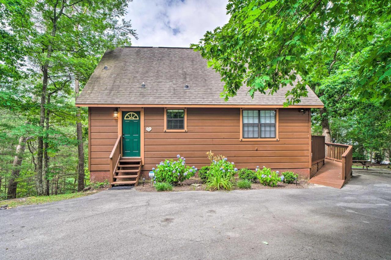 Central Sevierville Cabin With Hot Tub And Views! エクステリア 写真