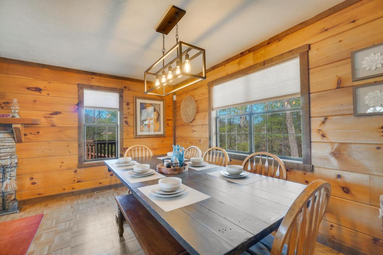 Central Sevierville Cabin With Hot Tub And Views! エクステリア 写真
