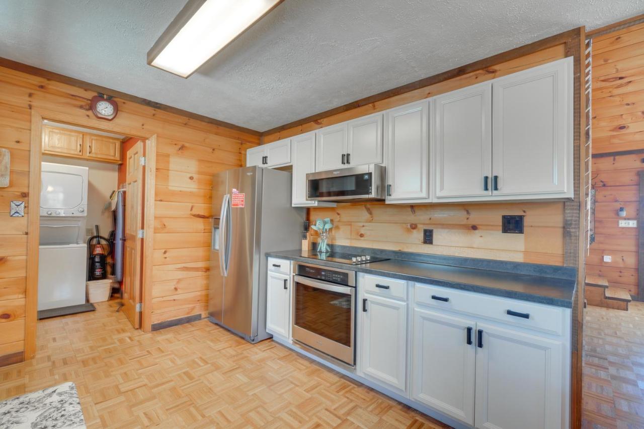 Central Sevierville Cabin With Hot Tub And Views! エクステリア 写真