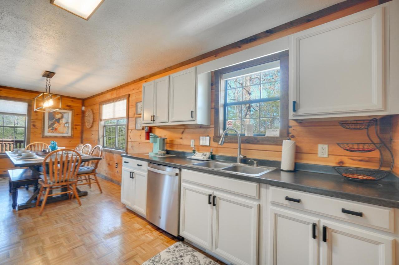 Central Sevierville Cabin With Hot Tub And Views! エクステリア 写真